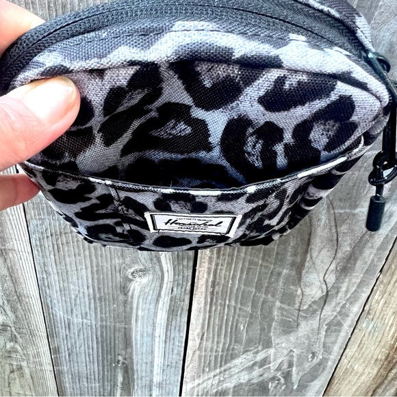 NWOT Herschel Animal Print. Crossbody Bag - Picture 5 of 8